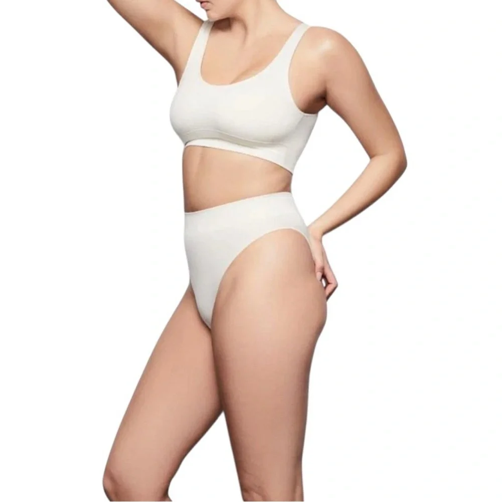 SKIMS Stretch Ribbed Scoop Bralette In Bone Size Medium NWT